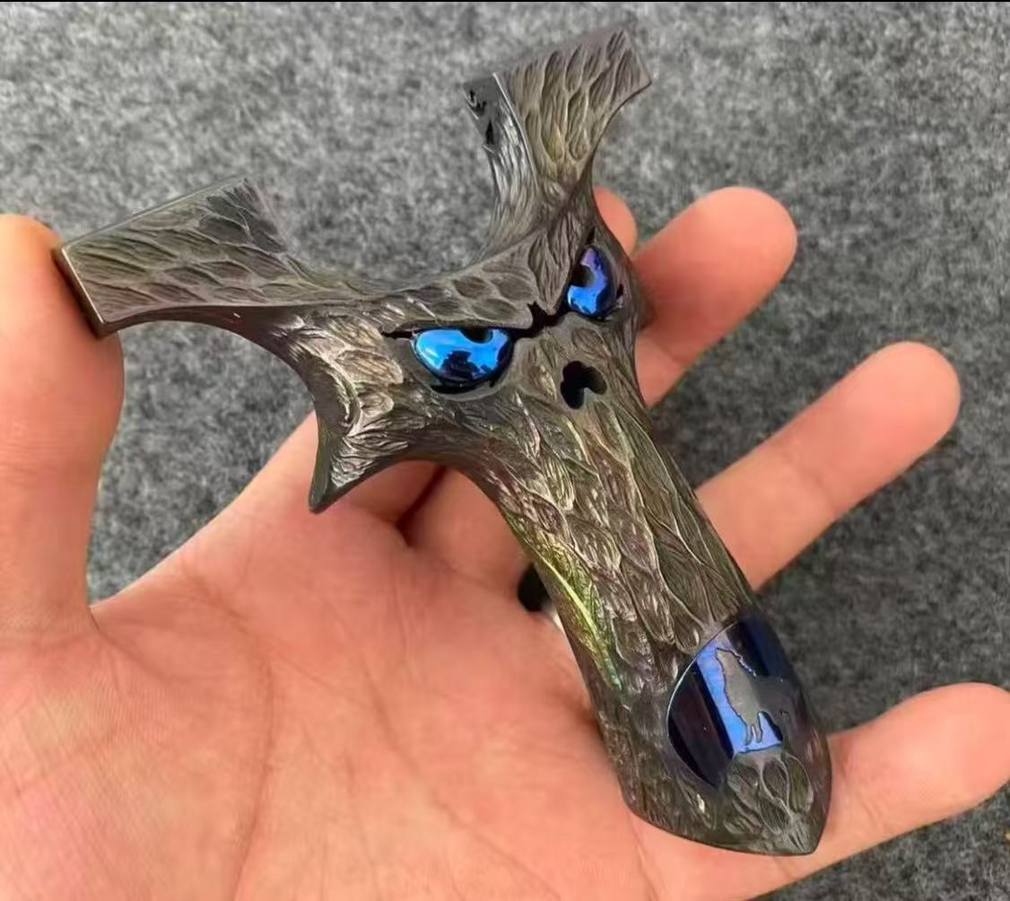 Collectible Titanium Alloy Slingshot with Engraved Pattern is a standout piece designed for those who appreciate both craftsmanship and character. Made from durable titanium alloy, it offers a solid premium feel, excellent strength, corrosion resistance, and long-lasting performance. The finely engraved pattern adds a distinctive visual identity, giving the slingshot a refined and collectible appearance that sets it apart from ordinary models. More than just an outdoor accessory, this slingshot is also a display-worthy piece for enthusiasts who value design, material quality, and uniqueness. Its balanced structure and comfortable grip make it appealing for handling and presentation alike, while the engraved detailing enhances its artistic and collector-oriented appeal. Whether you are adding it to your personal collection, choosing a memorable gift, or looking for a premium model with both function and style, this piece offers strong purchase value and lasting collectible charm. Collectible Titanium Alloy Slingshot with Engraved Pattern is a standout piece designed for those who appreciate both craftsmanship and character. Made from durable titanium alloy, it offers a solid premium feel, excellent strength, corrosion resistance, and long-lasting performance. The finely engraved pattern adds a distinctive visual identity, giving the slingshot a refined and collectible appearance that sets it apart from ordinary models. More than just an outdoor accessory, this slingshot is also a display-worthy piece for enthusiasts who value design, material quality, and uniqueness. Its balanced structure and comfortable grip make it appealing for handling and presentation alike, while the engraved detailing enhances its artistic and collector-oriented appeal. Whether you are adding it to your personal collection, choosing a memorable gift, or looking for a premium model with both function and style, this piece offers strong purchase value and lasting collectible charm.